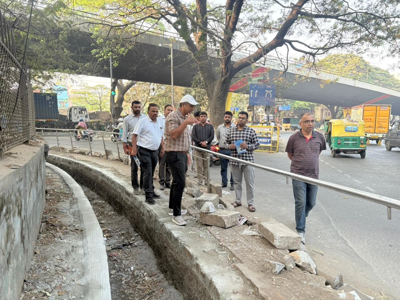 Chief Commissioner Directs Evening Clearance of Garbage Black Spots During Chamarajpet Inspection