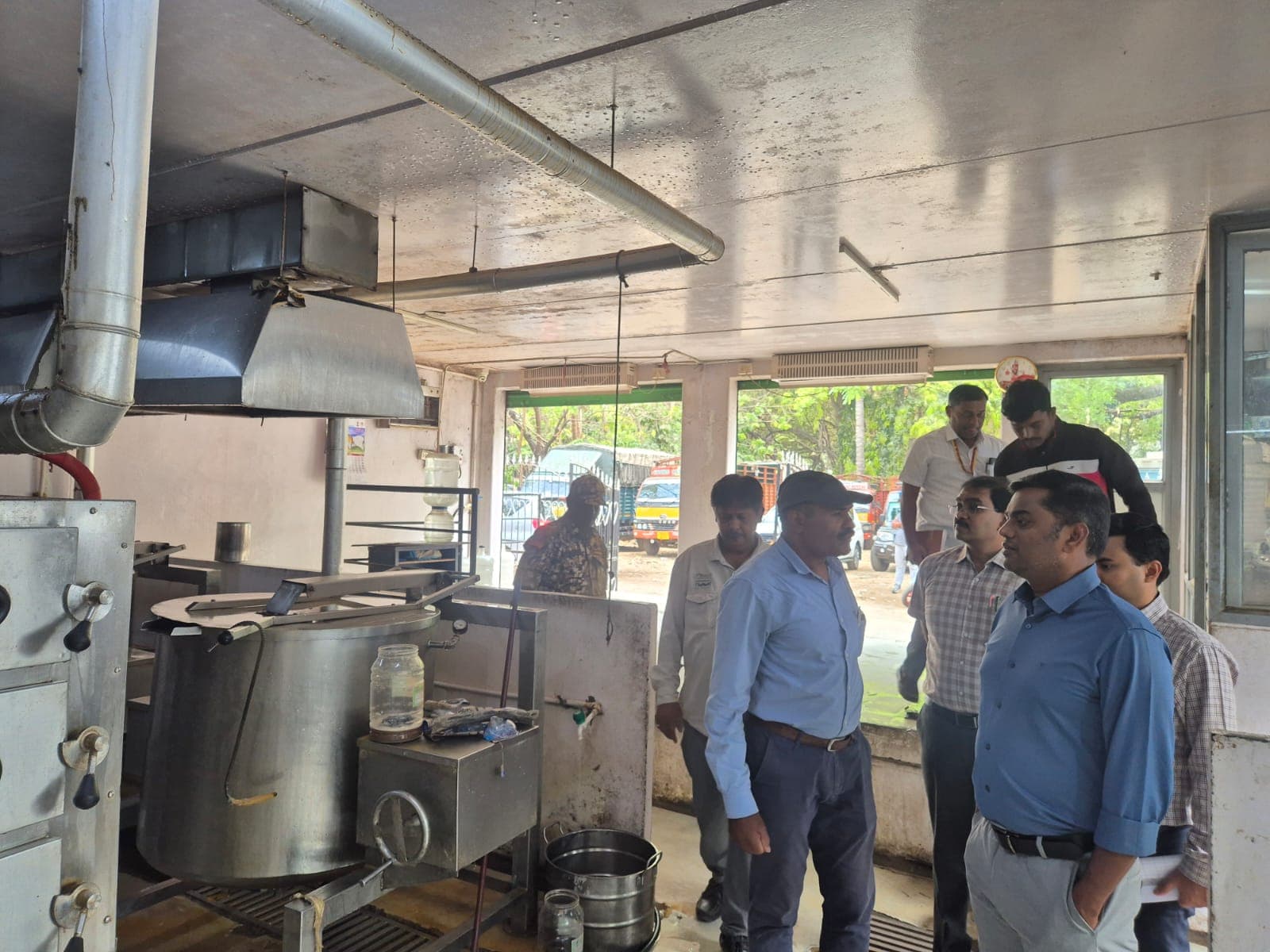 Indira Canteen LPG Supply, MG Road Resurfacing, and Mahatma Gandhi Park Upgrade Reviewed by Commissioner Rajendra Cholaan